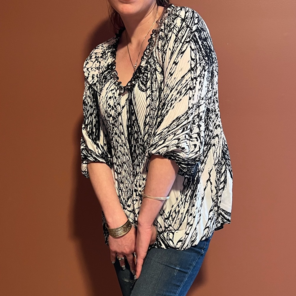 Women top 3/4 sleeve, business attire, 1/2 pleat pattern, accented neck line